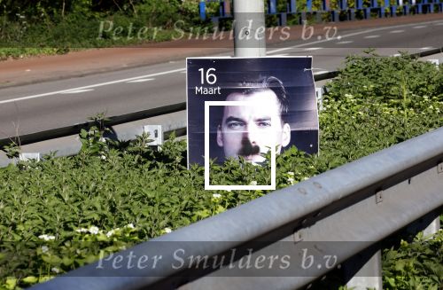 Amsterdam 20 april 2022
Abri Thierry Baudet waar mensen een snorretje op gespoten hebben met verfbus