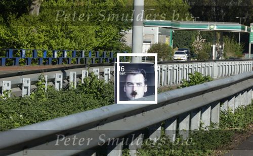 Amsterdam 20 april 2022
Abri Thierry Baudet waar mensen een snorretje op gespoten hebben met verfbus