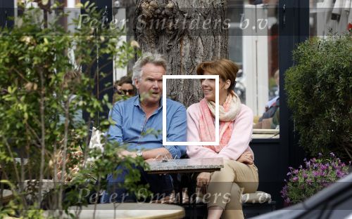 Amsterdam 5 mei 2022
Tom Egbers en janke Dekker samen op terras in Amsterdam zuid
