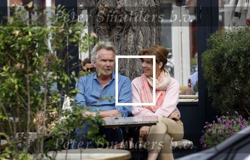 Amsterdam 5 mei 2022
Tom Egbers en janke Dekker samen op terras in Amsterdam zuid