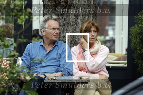 Amsterdam 5 mei 2022
Tom Egbers en janke Dekker samen op terras in Amsterdam zuid
