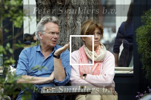 Amsterdam 5 mei 2022
Tom Egbers en janke Dekker samen op terras in Amsterdam zuid