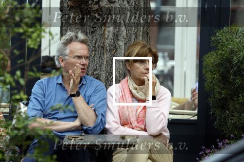 Amsterdam 5 mei 2022
Tom Egbers en janke Dekker samen op terras in Amsterdam zuid