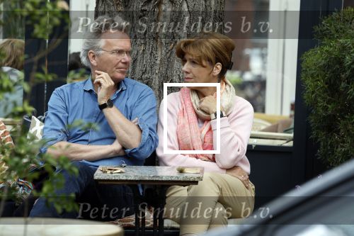 Amsterdam 5 mei 2022
Tom Egbers en janke Dekker samen op terras in Amsterdam zuid