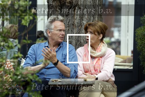 Amsterdam 5 mei 2022
Tom Egbers en janke Dekker samen op terras in Amsterdam zuid