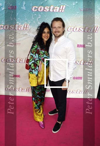 Amsterdam 20 april 2022
Premiere Costa in Tuschinski. Castleden oa , Katja Schuurman Abbey Hoes Soy Kroon Stephanie v Eer Oscar Aerts Sinan Eroglu Roeland Fernhout Tina de Bruin en Lisa Zweerman . De regisseur is Jon Karhaus en Diederik Jekel heeft het script geschreven. Toprak met vriend