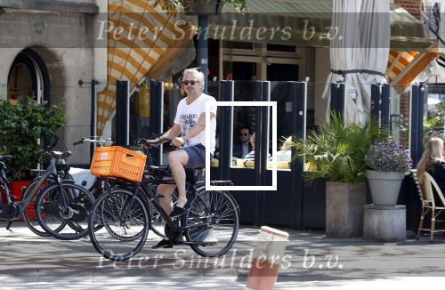 Amsterdam 11 mei 2022
Victor reinier op de fiets in Amsterdam zuid