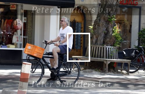 Amsterdam 11 mei 2022
Victor reinier op de fiets in Amsterdam zuid