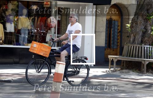 Amsterdam 11 mei 2022
Victor reinier op de fiets in Amsterdam zuid