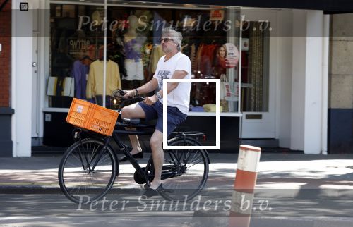 Amsterdam 11 mei 2022
Victor reinier op de fiets in Amsterdam zuid