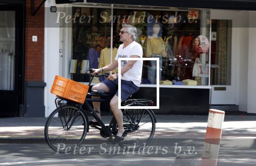 Amsterdam 11 mei 2022
Victor reinier op de fiets in Amsterdam zuid
