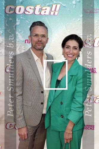 Amsterdam 20 april 2022
Premiere Costa in Tuschinski. Castleden oa , Katja Schuurman Abbey Hoes Soy Kroon Stephanie v Eer Oscar Aerts Sinan Eroglu Roeland Fernhout Tina de Bruin en Lisa Zweerman . De regisseur is Jon Karhaus en Diederik Jekel heeft het script geschreven. Vivienne v d Assem kwam met Patrick Martens