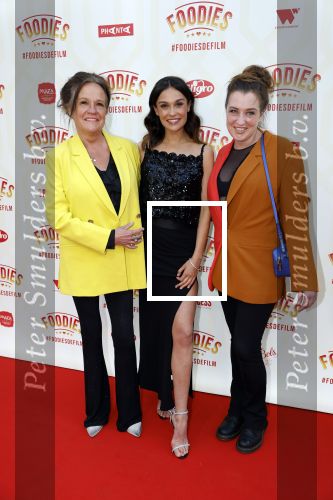 Amsterdam 10 mei 2022
Premiere Foodies in Tuschinski met oa Ilse warringa Holly Brood Sanne Langelaar Sanne Vogel Sinan Eroglu Quiah Shilue Roue Verveer en Johanna Hagen. Xandra brood Lola Brood en Holly Brood