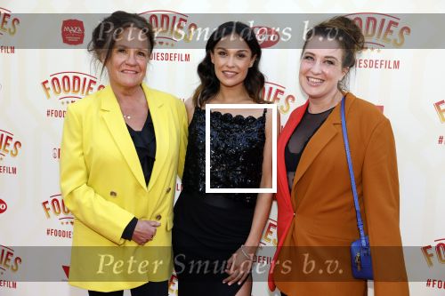 Amsterdam 10 mei 2022
Premiere Foodies in Tuschinski met oa Ilse warringa Holly Brood Sanne Langelaar Sanne Vogel Sinan Eroglu Quiah Shilue Roue Verveer en Johanna Hagen. Xandra brood Lola Brood en Holly Brood