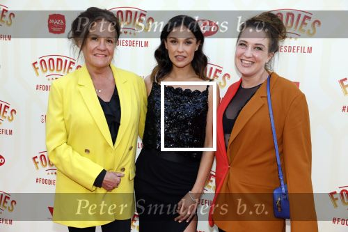 Amsterdam 10 mei 2022
Premiere Foodies in Tuschinski met oa Ilse warringa Holly Brood Sanne Langelaar Sanne Vogel Sinan Eroglu Quiah Shilue Roue Verveer en Johanna Hagen. Xandra brood Lola Brood en Holly Brood