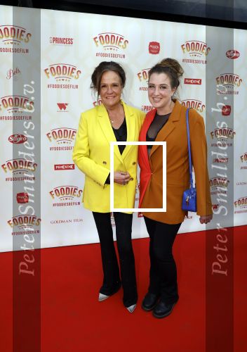 Amsterdam 10 mei 2022
Premiere Foodies in Tuschinski met oa Ilse warringa Holly Brood Sanne Langelaar Sanne Vogel Sinan Eroglu Quiah Shilue Roue Verveer en Johanna Hagen. Xandra brood Lola Brood en Holly Brood