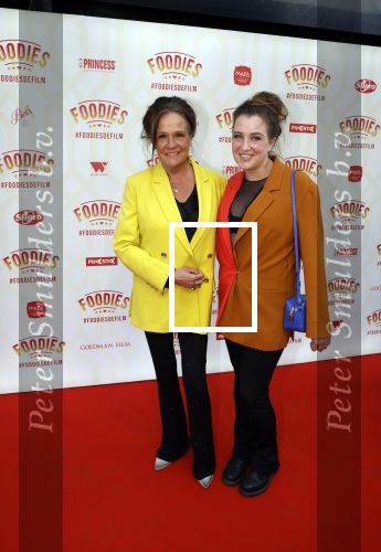 Amsterdam 10 mei 2022
Premiere Foodies in Tuschinski met oa Ilse warringa Holly Brood Sanne Langelaar Sanne Vogel Sinan Eroglu Quiah Shilue Roue Verveer en Johanna Hagen. Xandra brood Lola Brood en Holly Brood