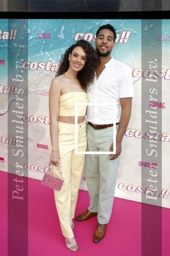 Amsterdam 20 april 2022
Premiere Costa in Tuschinski. Castleden oa , Katja Schuurman Abbey Hoes Soy Kroon Stephanie v Eer Oscar Aerts Sinan Eroglu Roeland Fernhout Tina de Bruin en Lisa Zweerman . De regisseur is Jon Karhaus en Diederik Jekel heeft het script geschreven. Zoey Ivory kwam met haar vriend zus en ouders