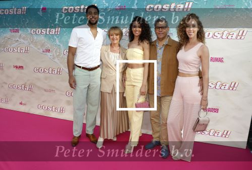 Amsterdam 20 april 2022
Premiere Costa in Tuschinski. Castleden oa , Katja Schuurman Abbey Hoes Soy Kroon Stephanie v Eer Oscar Aerts Sinan Eroglu Roeland Fernhout Tina de Bruin en Lisa Zweerman . De regisseur is Jon Karhaus en Diederik Jekel heeft het script geschreven. Zoey Ivory kwam met haar vriend zus en ouders
