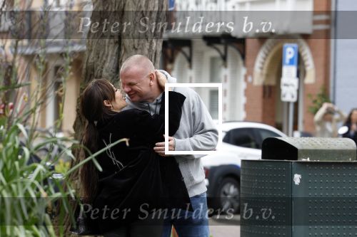Amsterdam 5 mei 2023
Amandag Balk en haar vriend Ed den Hollander op straat in Amsterdam zuid. Ed rijdt in een prachtige Rolls Royce.