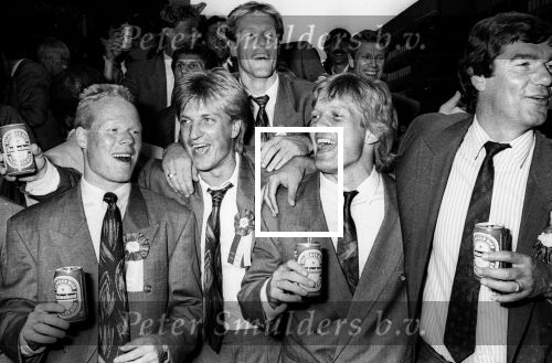 Haarlem, Eindhoven, 23 Mei 1987
Haarlem-PSV 0-3
Landskampioen 1986-1987
Optocht en Gemeentehuis
Anton Janssen Ton v Schijndel Ronald Koeman Wim Kieft Hans v Breukelen Soren Lerbij en Kees Ploegsma