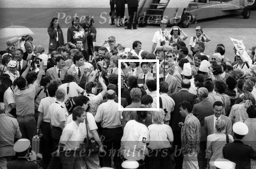 Eindhoven, 26 Mei 1988
PSV Europees Kampioen Seizoen 1987-1988
Vliegveld-Gemeentehuis
Anton Janssen-Edward Linskens-Patrick Lodewijks-Wim Kieft-Soren Lerby-Hans v Breukelen-Addick Koot-Eric Viscaal-Kees Ploegsma-Ronald Koeman