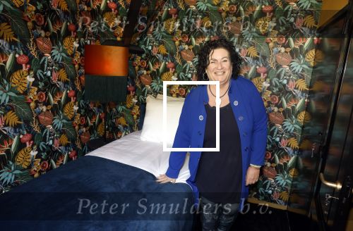 Noordwijk 17 mei 2023
Opening pension Code Rose van Martien Meiland en Erica Meiland . Ook Montana Maxime en Leroy Molkenboer zijn aanwezig Dochter Claire doet de openingshandeling.
Caroline v d Plas