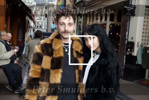 Amsterdam 20 april 2023
Christina Curry en haar vriend Kevin Curifex bij feestje van blad de Linda in een cafe in het centrum van Amsterdam waar een bier gepresenteerd wordt.