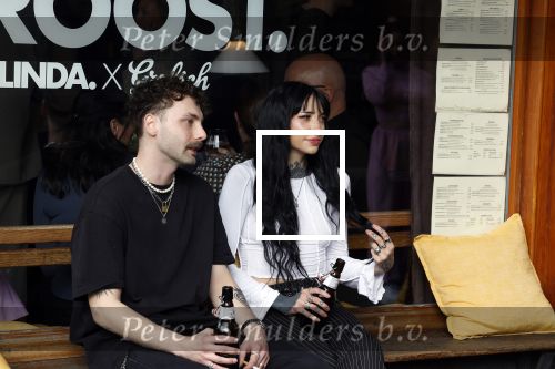 Amsterdam 20 april 2023
Christina Curry en haar vriend Kevin Curifex bij feestje van blad de Linda in een cafe in het centrum van Amsterdam waar een bier gepresenteerd wordt.