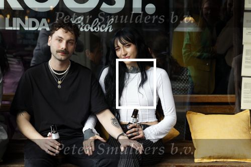 Amsterdam 20 april 2023
Christina Curry en haar vriend Kevin Curifex bij feestje van blad de Linda in een cafe in het centrum van Amsterdam waar een bier gepresenteerd wordt.