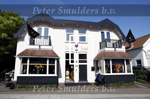 Noordwijk 17 mei 2023
Opening pension Code Rose van Martien Meiland en Erica Meiland . Ook Montana Maxime en Leroy Molkenboer zijn aanwezig Dochter Claire doet de openingshandeling.