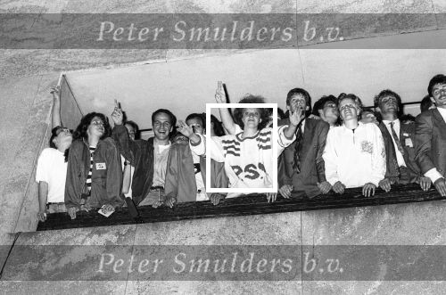 Eindhoven, 13 Mei 1989
PSV-Haarlem, eindstand 3-0
PSV voor de vierde maal achter elkaar Landskampioen
Selektie en publiek bij het Gemeentehuis
Daan Volleman-Juul Ellerman-Stan Valckx