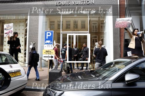 Amsterdam 12 mei 2023
Demonstranten voor de Louis Vuitton winkel op de PC Hooftstraat. Politie is aanwezig.