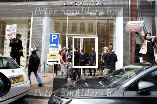 Amsterdam 12 mei 2023
Demonstranten voor de Louis Vuitton winkel op de PC Hooftstraat. Politie is aanwezig.