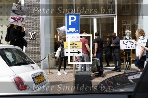 Amsterdam 12 mei 2023
Demonstranten voor de Louis Vuitton winkel op de PC Hooftstraat. Politie is aanwezig.