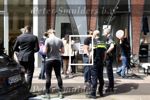 Amsterdam 12 mei 2023
Demonstranten voor de Louis Vuitton winkel op de PC Hooftstraat. Politie is aanwezig.
