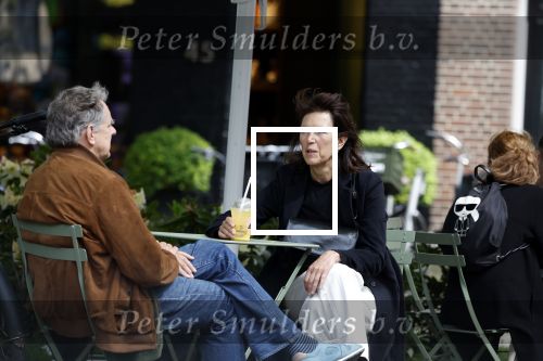 Amsterdam 12 mei 2023
Dick Maas en zijn vrouw Esme Lammers doen terrasje in Amsterdam zuid.