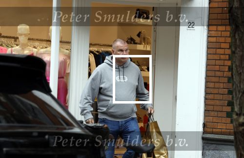 Amsterdam 5 mei 2023
Amandag Balk en haar vriend Ed den Hollander op straat in Amsterdam zuid. Ed rijdt in een prachtige Rolls Royce.