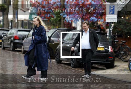 Amsterdam 5 mei 2023
Frank Evenblij met zijn vriendin aan het winkelen in Amsterdam zuid