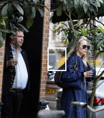 Amsterdam 5 mei 2023
Frank Evenblij met zijn vriendin aan het winkelen in Amsterdam zuid
