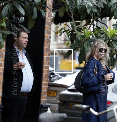 Amsterdam 5 mei 2023
Frank Evenblij met zijn vriendin aan het winkelen in Amsterdam zuid
