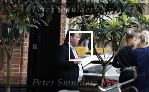 Amsterdam 5 mei 2023
Frank Evenblij met zijn vriendin aan het winkelen in Amsterdam zuid
