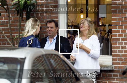 Amsterdam 5 mei 2023
Frank Evenblij met zijn vriendin aan het winkelen in Amsterdam zuid