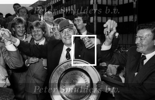 Eindhoven, 13 Mei 1989
PSV-Haarlem, eindstand 3-0
PSV voor de vierde maal achter elkaar Landskampioen
Frits Philips met de schaal  Hans v Breukelen Soren Lerby John v Dorst Kees Ploegsma Chang Ching Blauwe Lotus