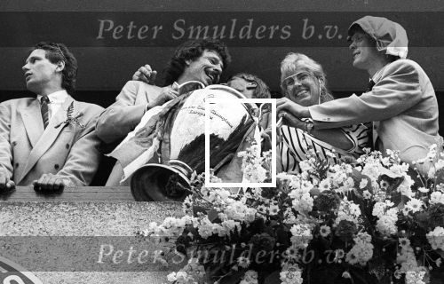 Eindhoven, 26 Mei 1988
PSV Europees Kampioen Seizoen 1987-1988
Vliegveld-Gemeentehuis
Hans Gilhaus-Eric Gerets-Wim Kieft-Willeke Albert-Soren Lerby