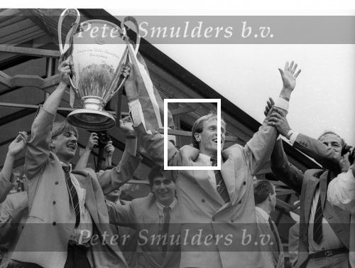 Eindhoven, 26 Mei 1988
PSV Europees Kampioen Seizoen 1987-1988
Vliegveld-Gemeentehuis
Hans v Breukelen Wim Kieft Gerardl Vanenburg en Jacques v d Ven