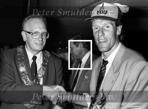 Eindhoven, 26 Mei 1988
PSV Europees Kampioen Seizoen 1987-1988
Vliegveld-Gemeentehuis
Burgemeester Jos v Kemenade en Hans v Breukelen