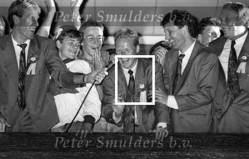 Eindhoven, 13 Mei 1989
PSV-Haarlem, eindstand 3-0
PSV voor de vierde maal achter elkaar Landskampioen
Selektie en publiek bij het Gemeentehuis
v.l.n.r.: Hans v Breukelen intervieuwt Ronald Koeman Hans Gilhaus Jacques v d Ven ( Masseur)