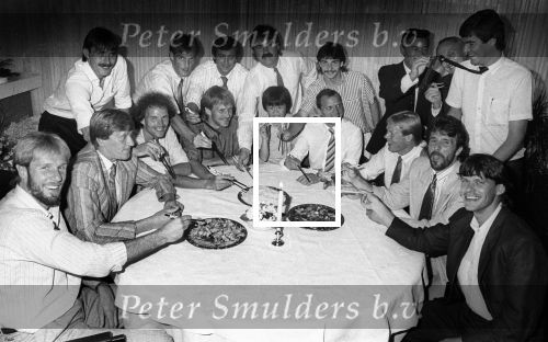 PSV Eten bij Restaurant De Blauwe Lotus in Eindhovenmet Hans v Breukelen-Pim Doesburg-Michel Valke-Ivan Nielsen-Addick Koot-Hallvar Thoresen-Willy v d Kuijlen-Guus Hiddink-Willy v d Kerkhof-Jan Heintze-Chang Ching-Jacques v d Ven-Kees Ploegsma-Ronald Koeman-Eric Gerets en Frank Arnesen