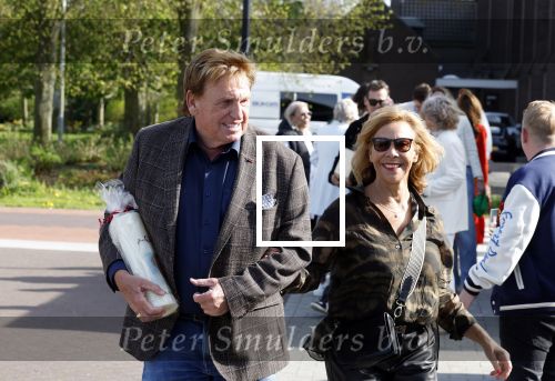 Noorden  30 april 2023
Gerard Joling viert zijn 63e verjaardag.
Henny Huisman en zijn vrouw Lia . Ze hebben een kaars met een foto van de moeder van Gerard erop laten maken